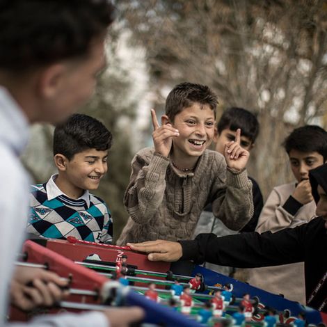 Irak: Kinder spielen ausgelassen Kicker 