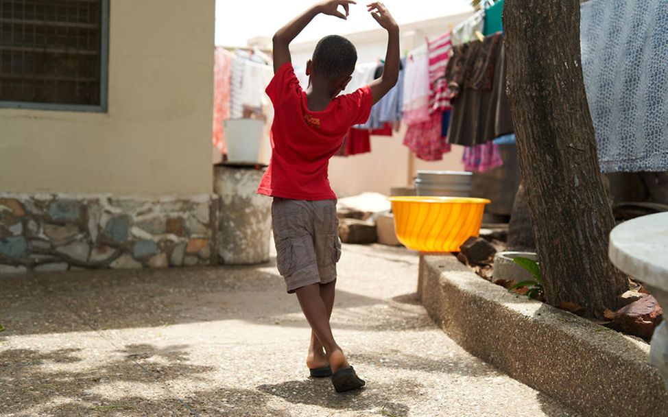 Ghana: Ein Junge tanzt in seinem Zuhause 