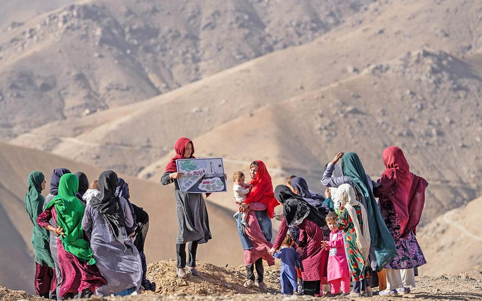 Afghanistan: Eine UNICEF-Gesundheitshelferin schult Mütter in gesunder Ernährung