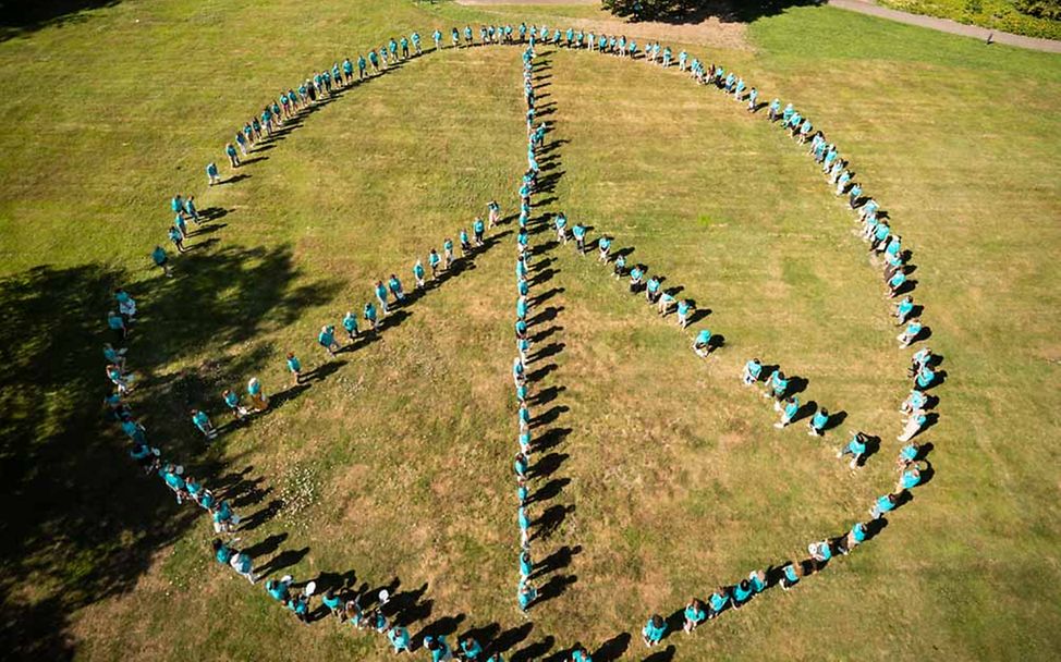 UNICEF-Sommercamp: Engagierte bilden Peace-Zeichen 