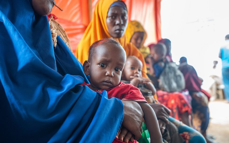 Somalia: Ein Junge auf dem Arm seiner Mutter