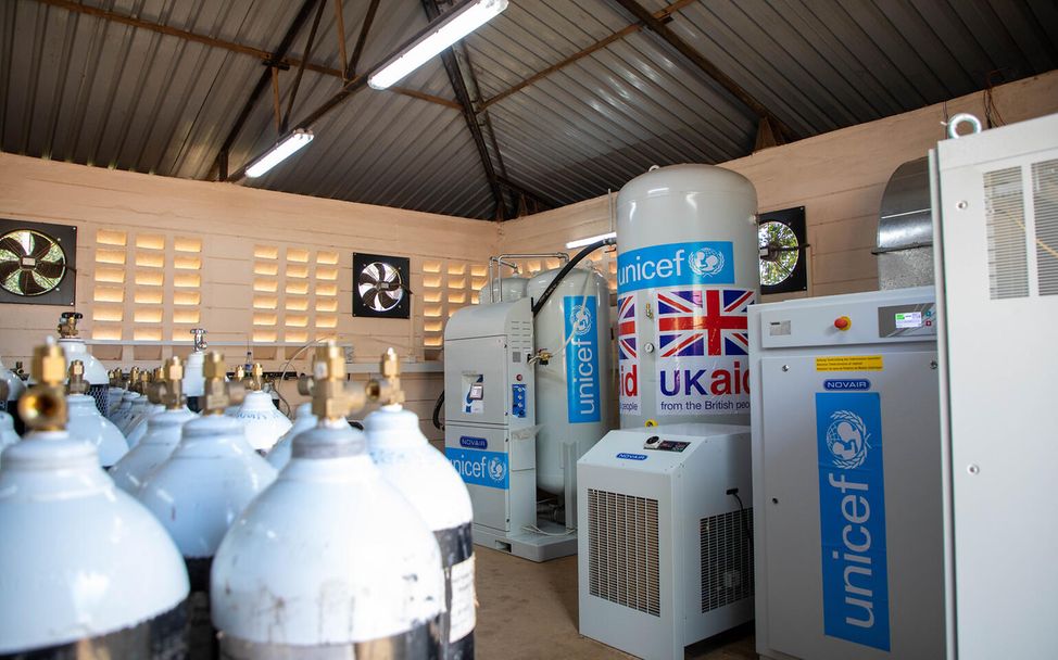 Eine PSA-Sauerstoffanlage in Uganda liefert lebensrettenden Sauerstoff.