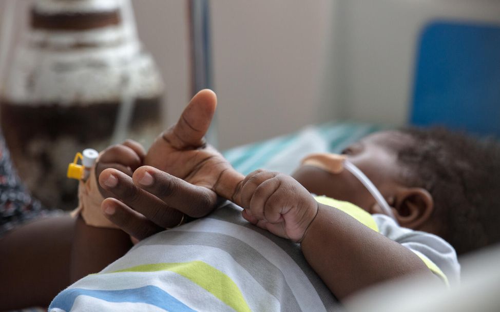 Nyameba (6 Monate) erhält eine Sauerstoffbehandlung gegen Lungenentzündung.