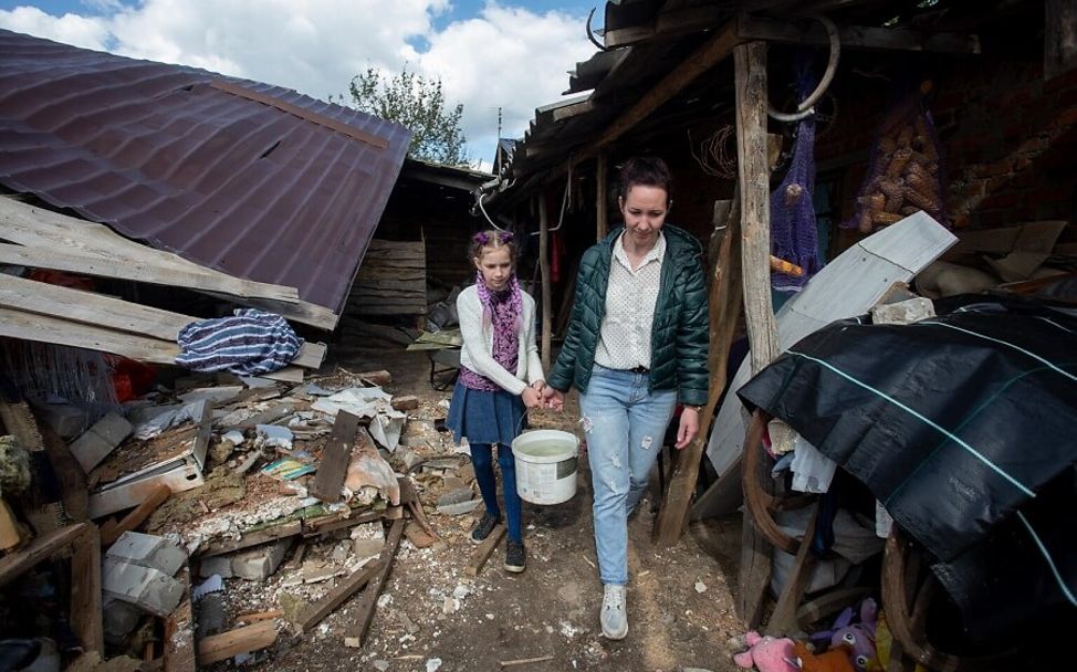 Chernihiv: Veronika und ihre Mutter in den Trümmern ihres alten Hauses.