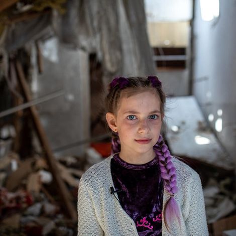 Chernihic: Die 9-jährige Veronika in ihrem zerstörten Haus.
