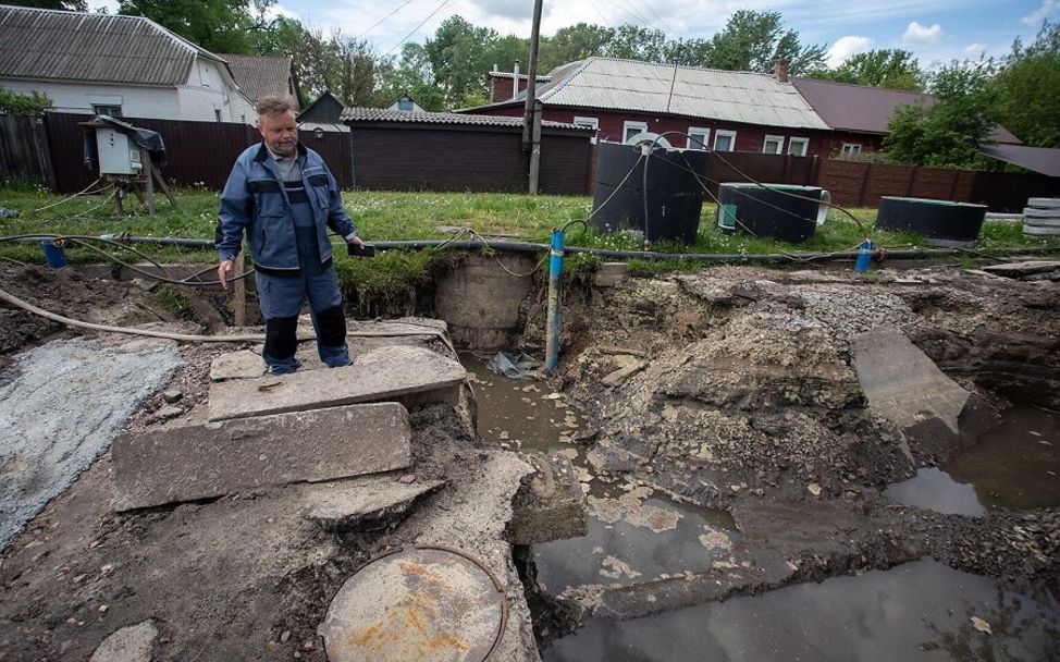 Chernihiv: Der Leiter des Wasserversorgungsnetzwerkes steht vor den zerstörten Rohren.