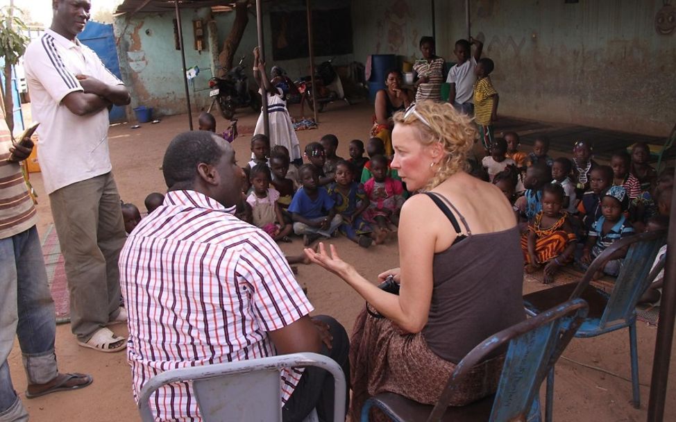 Burkina Faso: Katja Riemann spricht mit einem Betreuer im Kindergarten.