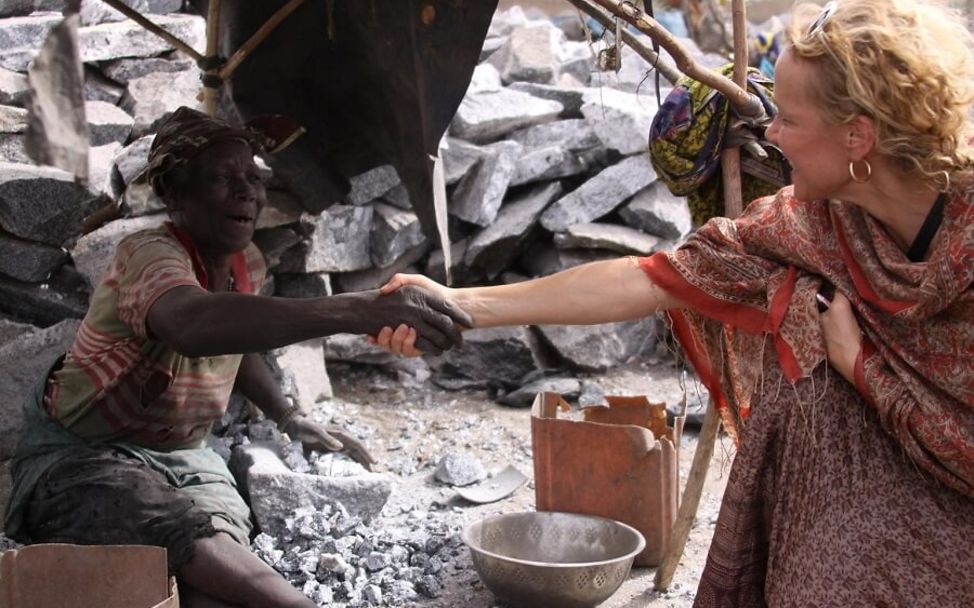 Burkina Faso: Katja Riemann schüttelt die Hand einer Frau.