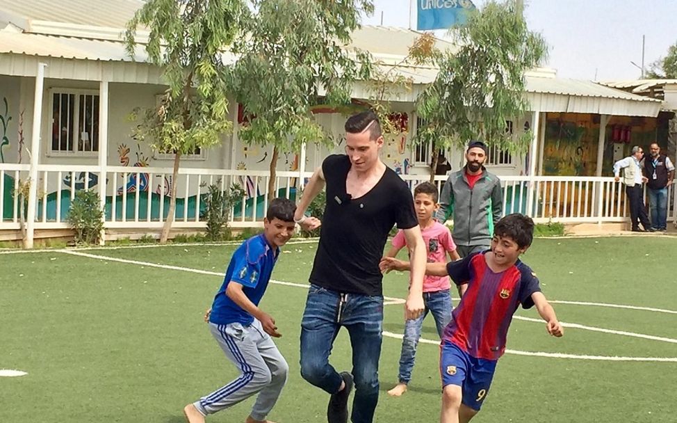 Jordanien: Julian Draxler spielt Fußball mit Kindern