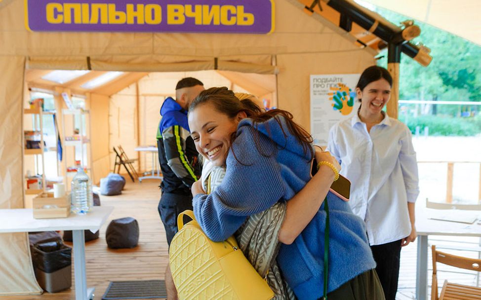 Ukraine-Krieg: Olya umarmt im Spilno-Zentrum eine Mentorin