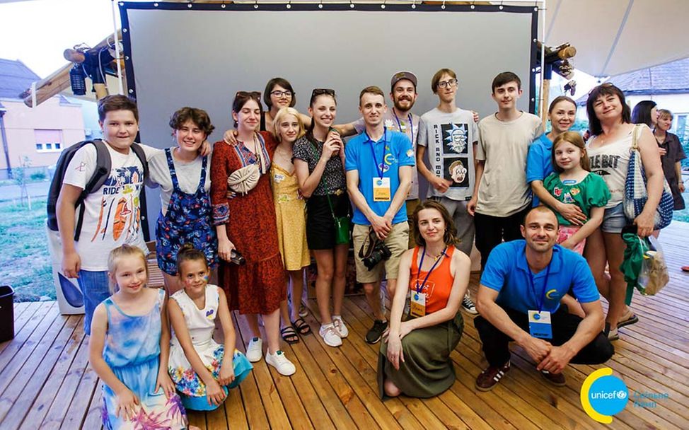 Ukraine-Krieg: Olya und Maryna posieren mit ihrem Team für ein Foto 