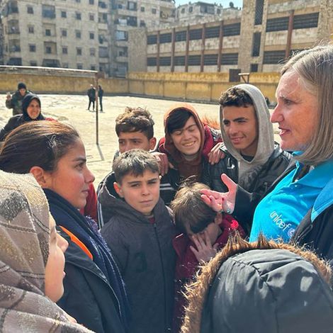 Erdbeben in Syrien und der Türkei: UNICEF-Repräsentatin in Syrien Angela Kearny im Gespräch mit Kindern