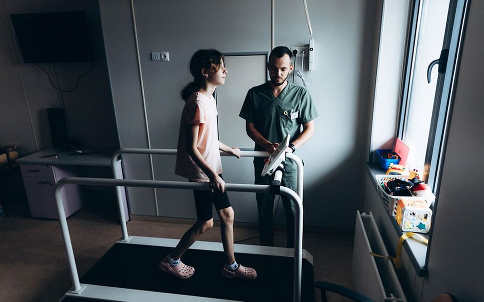 Ukraine-Krieg: Katia trainiert auf einem Laufband mit einem Physiotherapeuten
