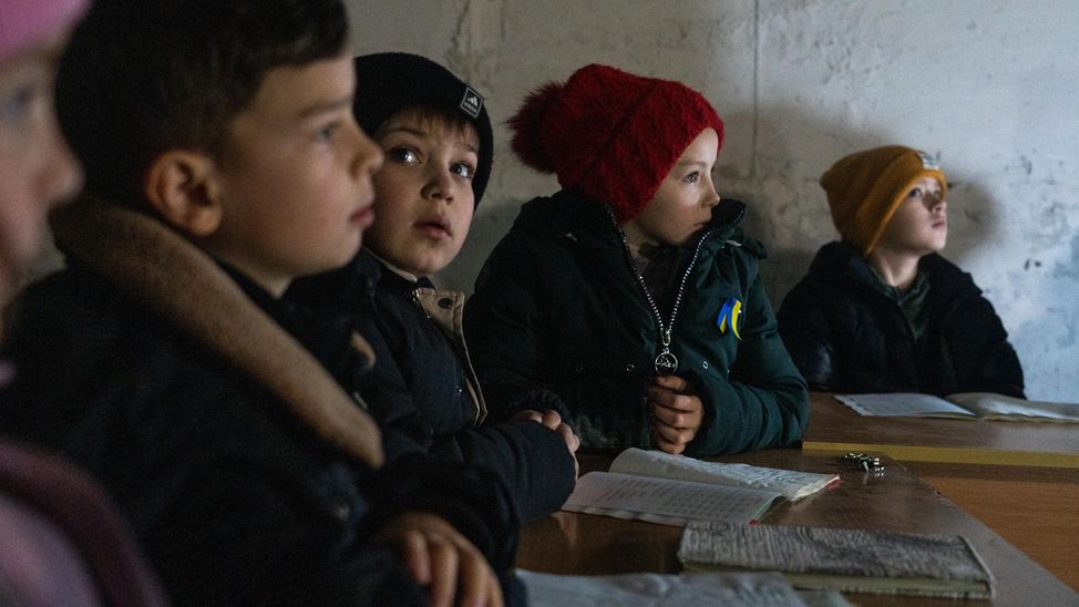 Winter in der Ukraine: Kinder sitzen im Keller des Kindergartens uns lernen.