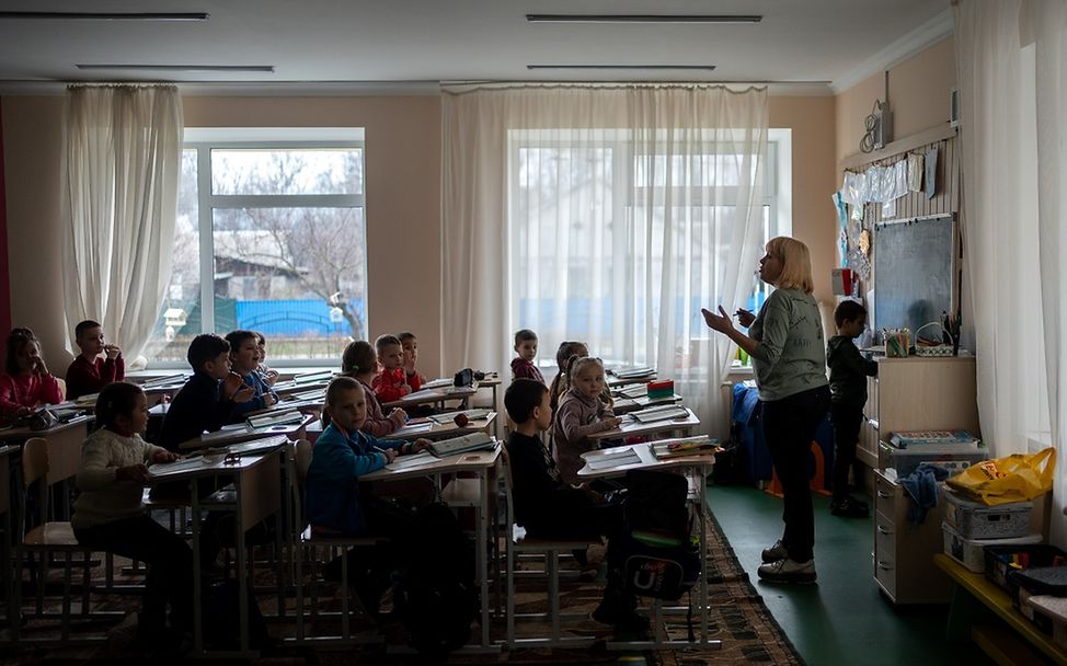 Winter in der Ukraine: Kinder lernen gemeinsam in einer Schulklasse. 