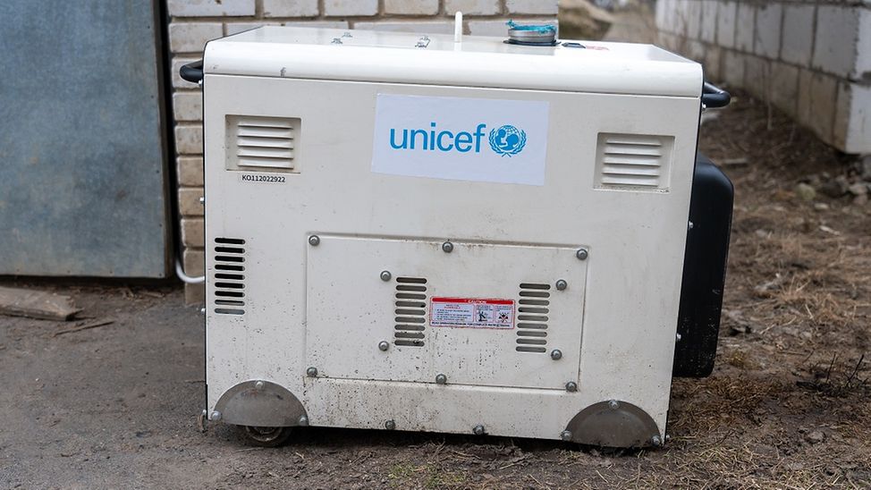Winter in der Ukraine: Strom-Generator, den UNICEF Krankenhäusern, Schulen und Kindergärten bereitstellt.