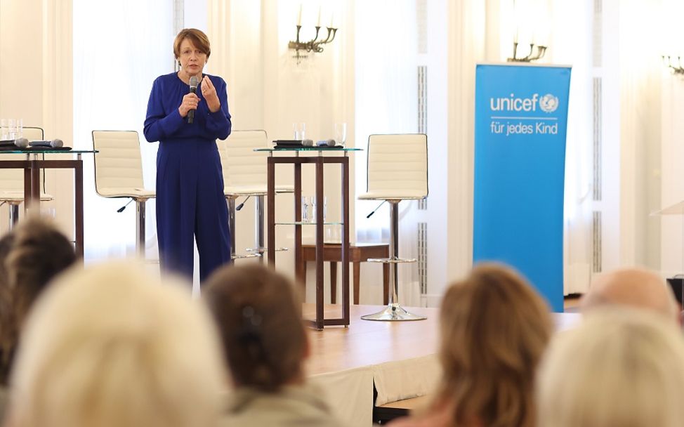 UNICEF-Schirmherrin Elke Büdenbender hält auf der Bühne eine Rede.