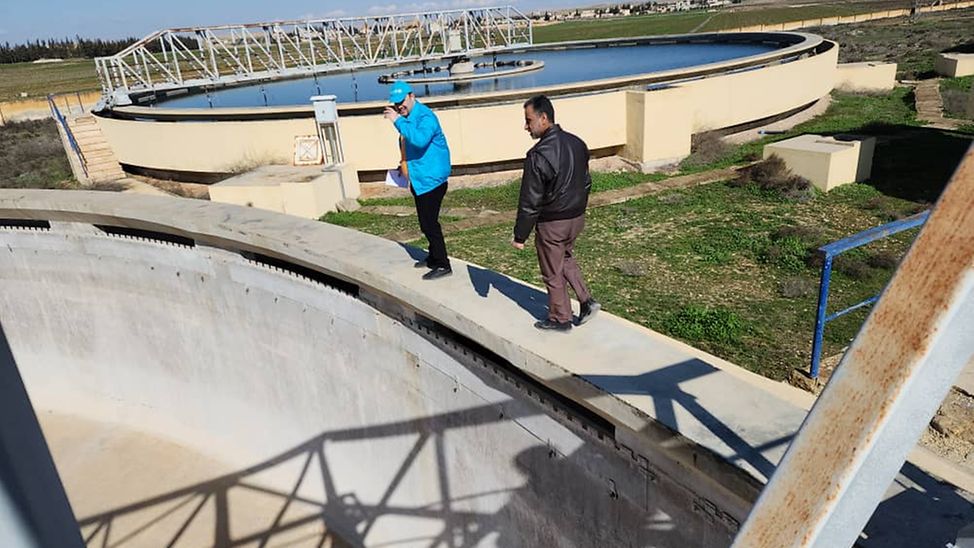 Erdbeben in Syrien: UNICEF-Experten untersuchen eine Wasseranlage auf Schäden.