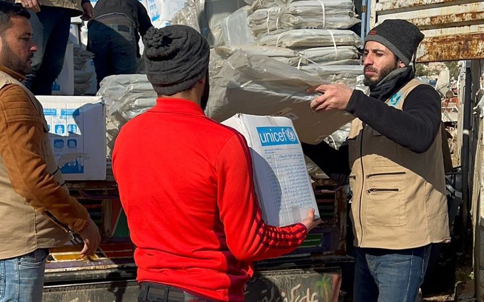 Erdbeben Türkei Syrien: UNICEF-Partner verteilen Hygieneartikel und andere Hilfsgüter. 