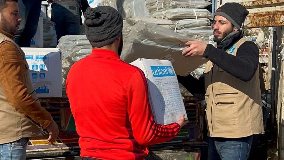 Erdbeben Türkei Syrien: UNICEF-Partner verteilen Hygieneartikel und andere Hilfsgüter. 