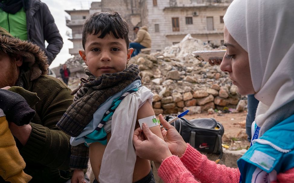 Erdbeben Syrien: Eine Helferin misst den Oberarm eines Jungen. 