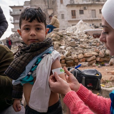 Erdbeben Syrien: Eine Helferin misst den Oberarm eines Jungen. 
