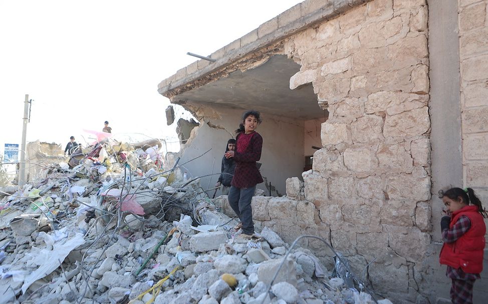 Erdbeben in Syrien: Kinder spielen auf den Trümmern eines Gebäudes.