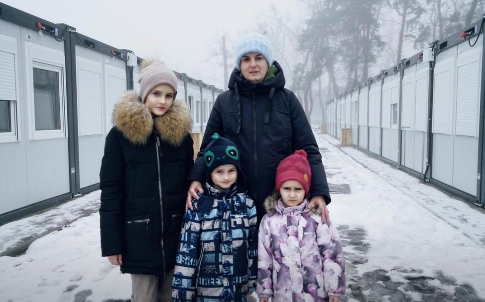 Ukraine-Krieg: Familie im Schnee in Irpin