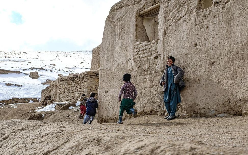 Kinder spielen in einem Dorf im Distrikt Chaghcharan in der Provinz Ghor. 