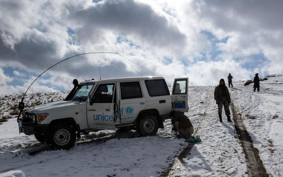 Ein UNICEF-Team bahnt sich den Weg zu einem Dorf in dem Distrikt Chaghcharan in der Provinz Ghor. 