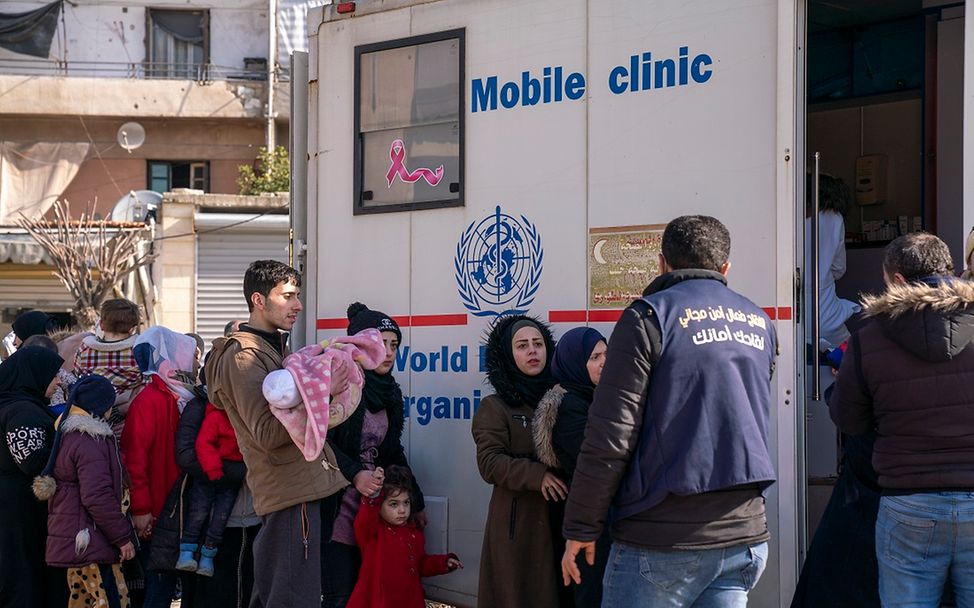 Erdbeben Türkei Syrien: Erdbebenopfer stehen vor einer mobilen Klinik in Syrien.