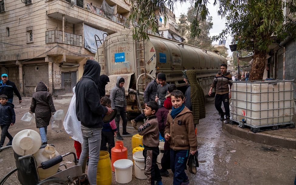 Erdbeben Türkei Syrien: Menschen warten in Aleppo vor einem LKW auf Trinkwasser.