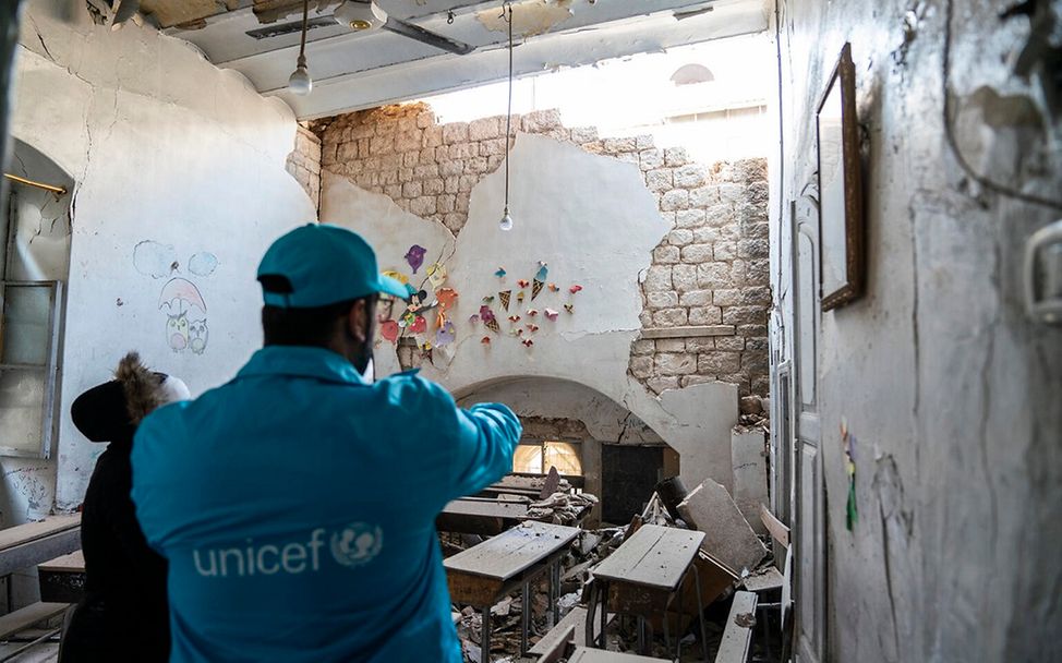 Erdbeben Syrien: UNICEF-Mitarbeiter begutachtet verwüstete Schule.