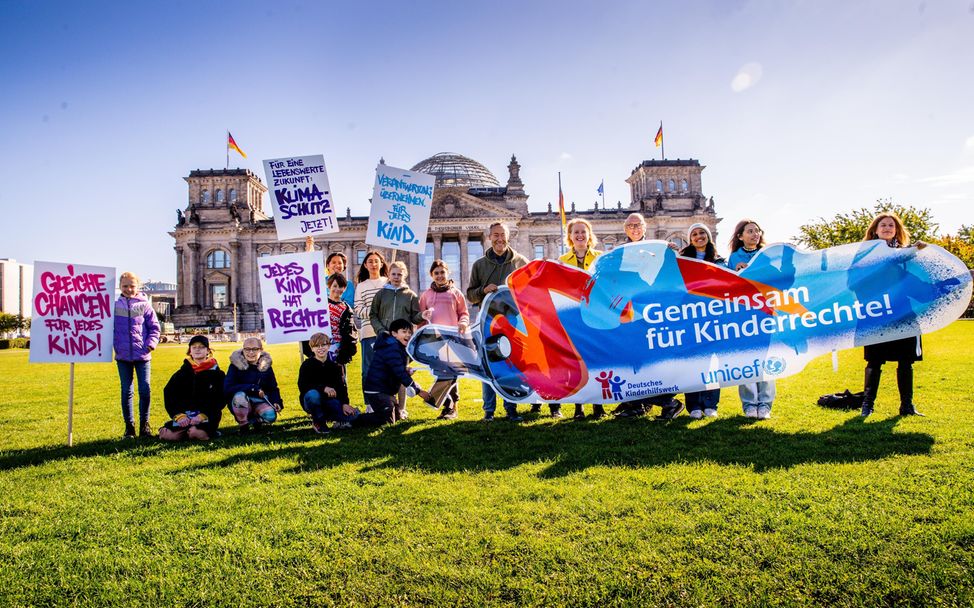 Berlin: Kinder stehen mit Plakaten vor dem Reichtagsgebäude