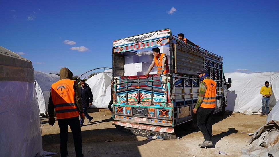 Erdbeben in Syrien: Laster mit Hilfsgütern
