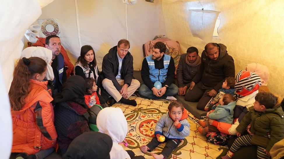 Erdbeben in Syrien: UNICEF spricht mit Familien in einer Notunterkunft.