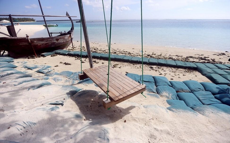 Malediven: Sandsäcke bilden eine Mauer, um das Meer zurückzuhalten.
