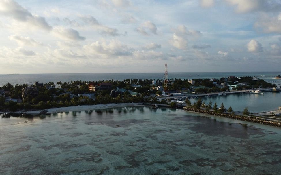 Malediven: Die Insel Dhiffushi von oben.