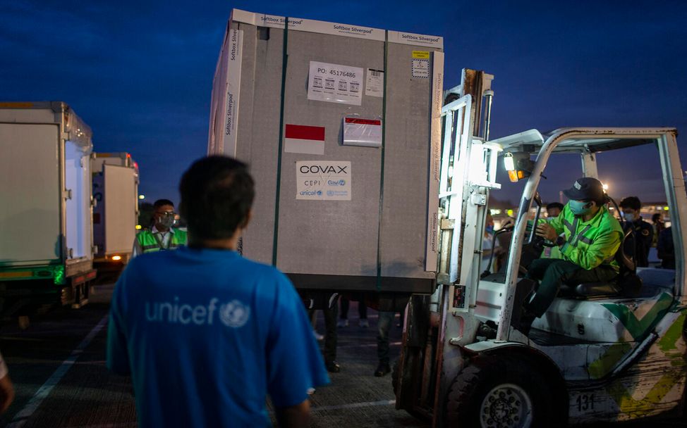 COVAX: UNICEF-Mitarbeiter in Indonesien beim Transport von Corona-Impfstoffen.