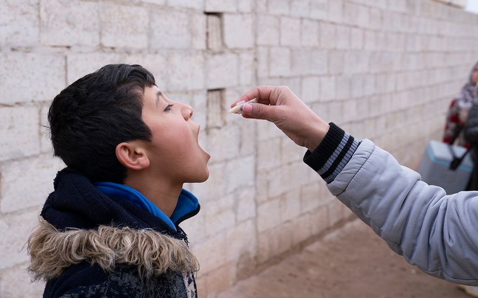 Syrienkrieg: Ein Junge in Syrien erhält eine Schluckimpfung gegen Cholera.