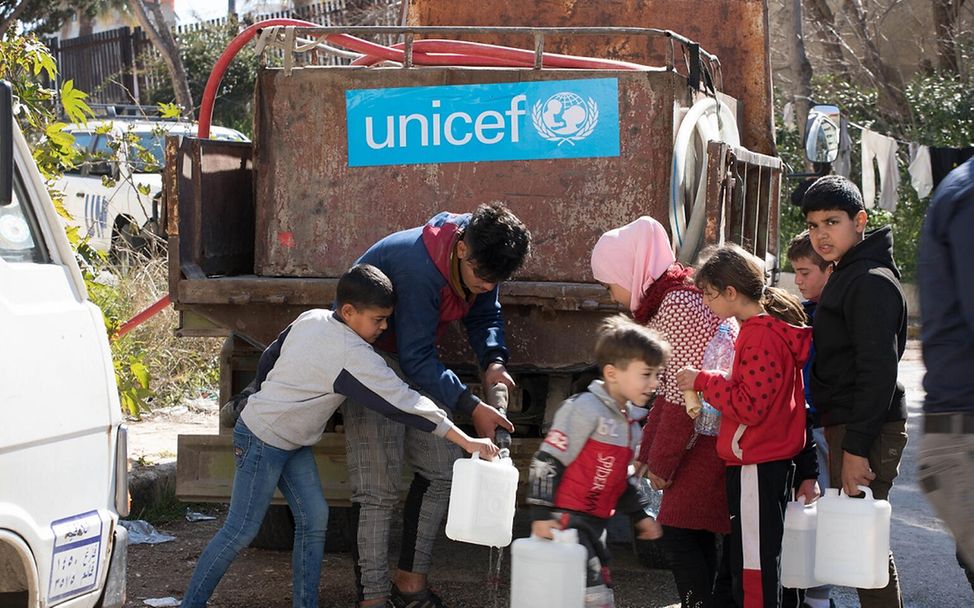 Syrienkrieg: Kinder stehen an Wasser-Truck von UNICEF