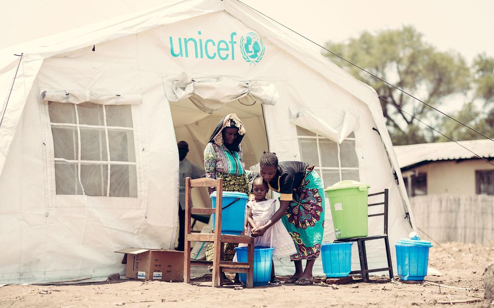  Ein Zelt in Malawi stellt Wasser und Seife zum Händewaschen bereit  zur Vorbeugung von Cholera