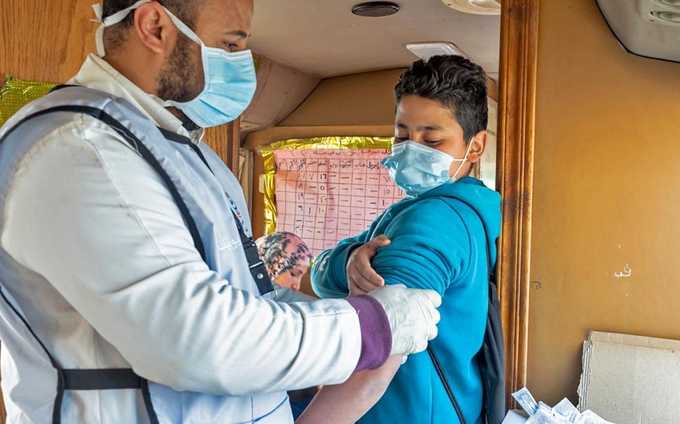 Mobiles Gesundheitsteam: UNICEF schickt mit Impfbussen Gesundheitshelfer*innen in entlegene Gebiete und impft Kinder.