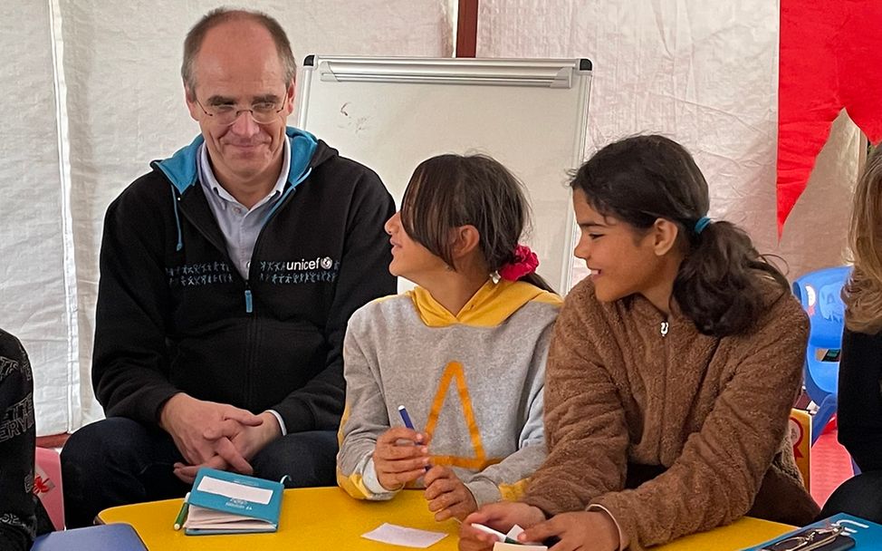Erdbeben Türkei: UNICEF Geschäftsführer spricht mit Kindern in kinderfreundlichem Ort.