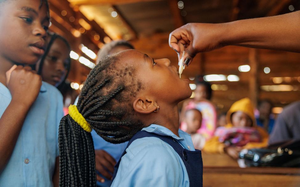 Ein Kind in Mosambik wird gegen Cholera geimpft.