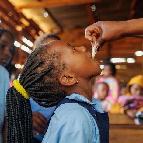 Ein Kind in Mosambik wird gegen Cholera geimpft.