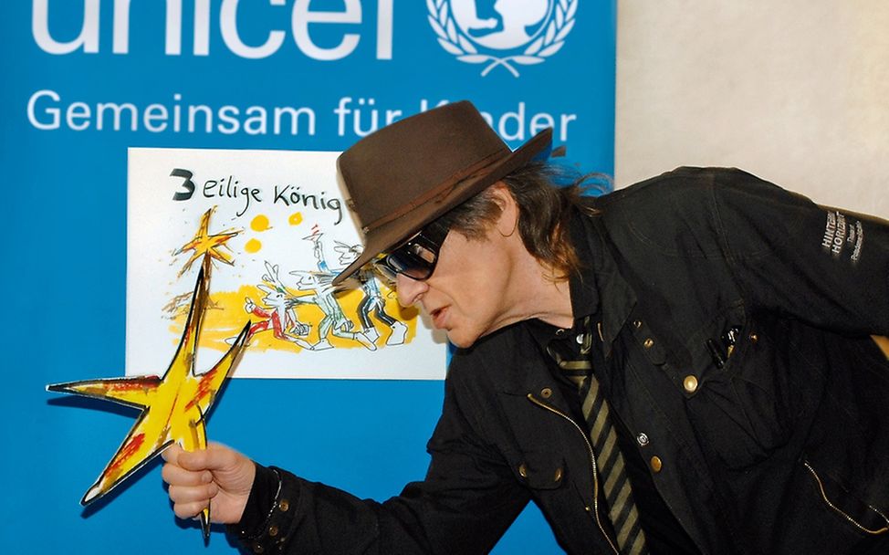 Udo Lindenberg mit Weihnachtsgrußkarte 'Drei eilige Könige'. | © UNICEF/Langenstrassen