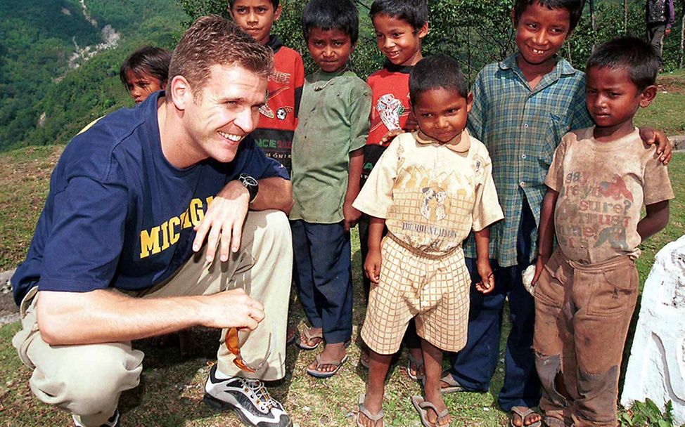 UNICEF-Pate Oliver Bierhoff in Nepal. © UNICEF/Schneider