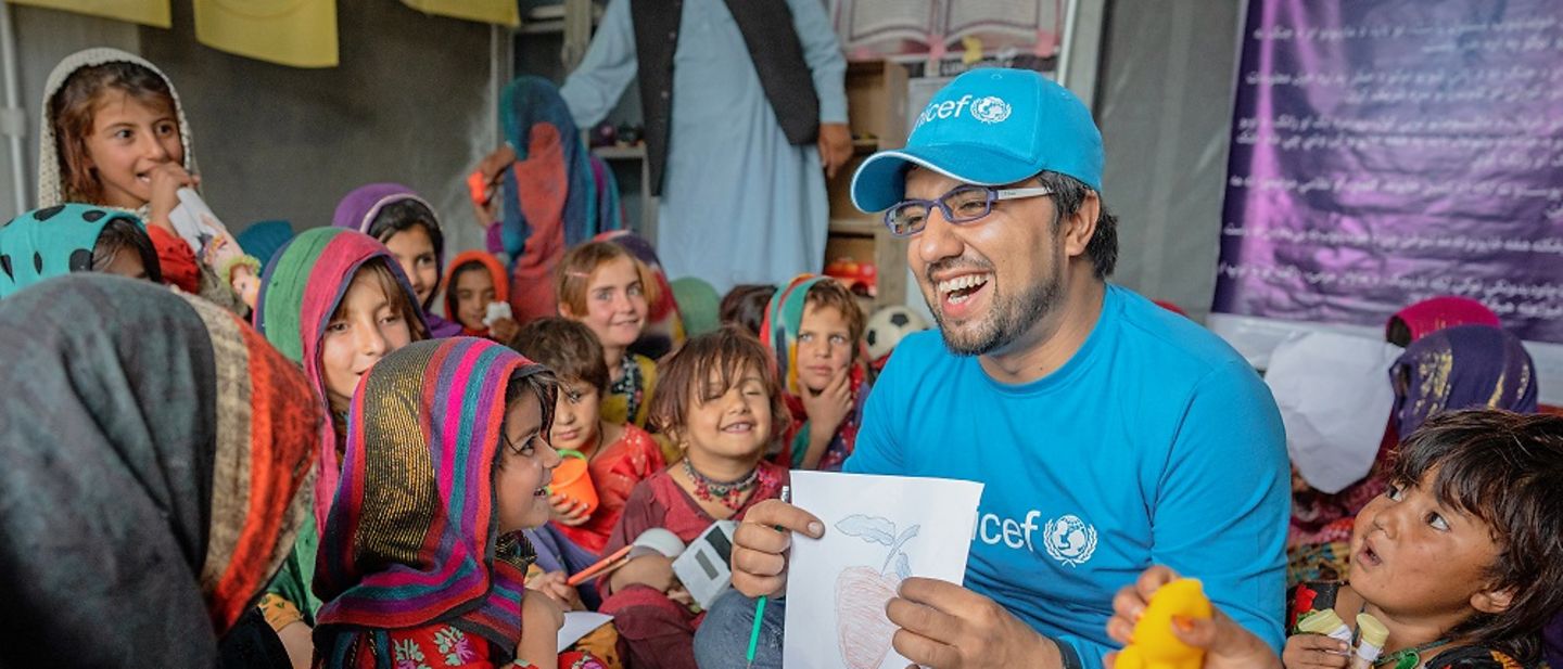 Bahir Wyaar, ein UNICEF-Bildungsspezialist, spielt mit überlebenden Kindern in der Provinz Paktika in Afghanistan