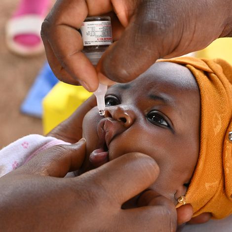 Ein Baby wird im Gesundheitszentrum im Norden der Elfenbeinküste geimpft.